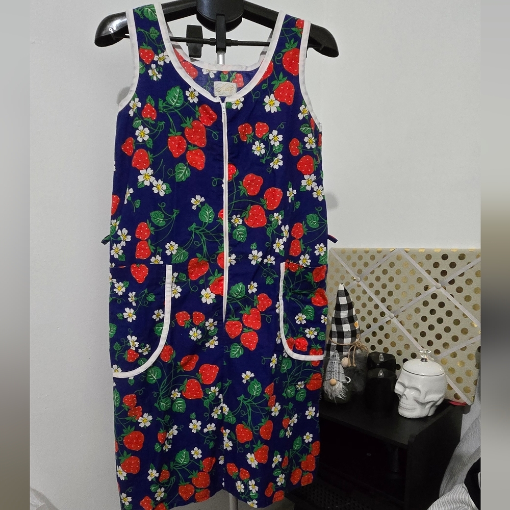Vintage house dress with front pocket